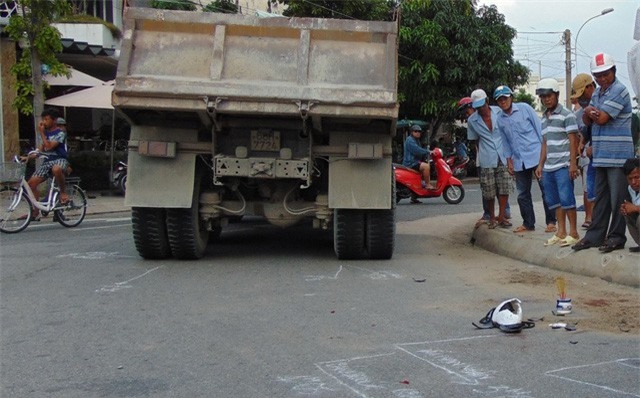Chị dừng xe nghe điện thoại, em ngồi sau bị xe ben cán chết