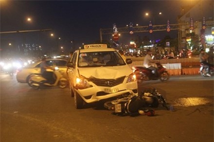 Vượt đèn đỏ, hai cha con bị taxi húc văng trọng thương