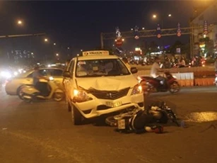 Vượt đèn đỏ, hai cha con bị taxi húc văng trọng thương