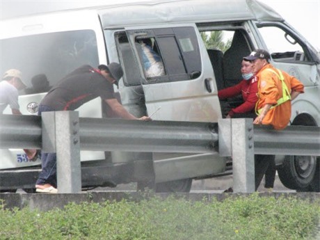 Xe khách nổ vỏ trên đường cao tốc, 6 người nhập viện