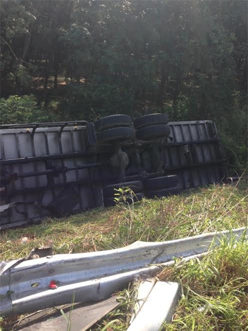 Xe tải chở hàng lật bay trên cao tốc, tài xe nguy kịch