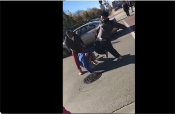 Cử tri bỏ phiếu bầu cho ông Trump bị đánh hội đồng, cướp xe