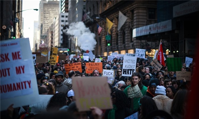 Hàng nghìn người biểu tình đến cửa nhà ông Trump ở New York