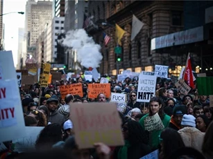 Hàng nghìn người biểu tình đến cửa nhà ông Trump ở New York