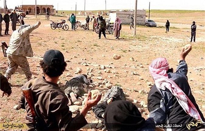 IS bắn chết 40 người rồi treo xác lên cột điện ở Mosul