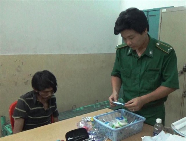 Kẻ nghiện hút giả người tàn tật đi ăn xin lấy tiền mua ma túy