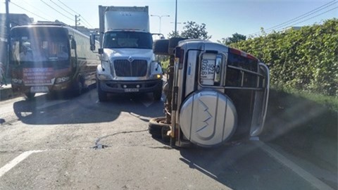 Ôtô lật nhào giữa đường, 3 người thoát chết trong gang tấc