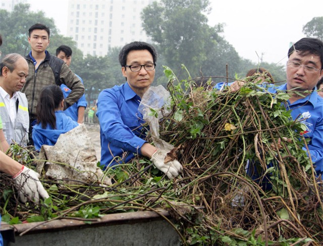 Phó Thủ tướng Vũ Đức Đam cùng sinh viên dọn rác ven hồ Linh Đàm