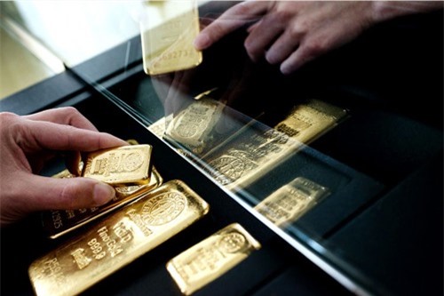 Vàng "nhảy múa" trong một tuần biến động