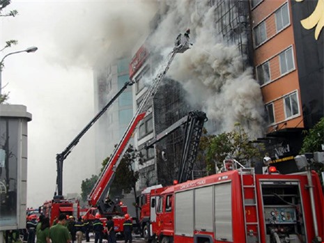 Vì sao khởi tố chủ quán karaoke bị cháy 13 người chết?