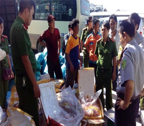 Bắt giữ hơn 1,4 tấn nội tạng, mực khô bốc mùi hôi thối đang đi tiêu thụ