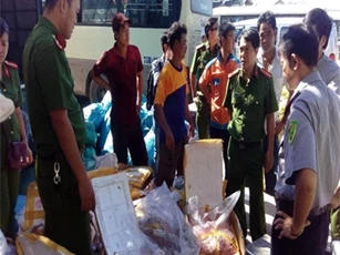 Bắt giữ hơn 1,4 tấn nội tạng, mực khô bốc mùi hôi thối đang đi tiêu thụ