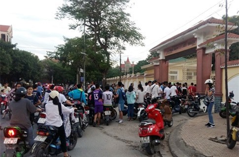 Cần cẩu đổ sập xuống sân trường, nam sinh lớp 10 tử vong 