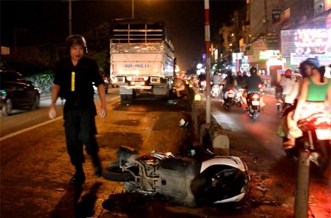 Ngã vào làn ô tô, đôi nam nữ bị xe tải cán thương vong