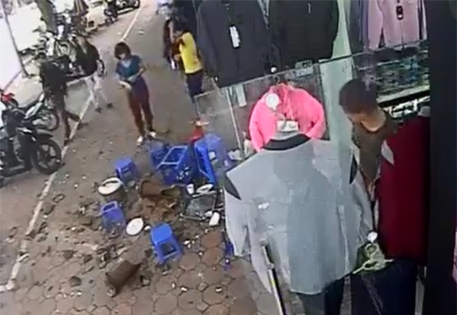 Nhóm thanh niên ôm đầu bỏ chạy khi vật thể lạ từ "trên trời rơi xuống"