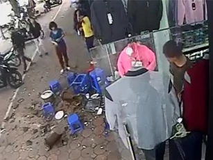 Nhóm thanh niên ôm đầu bỏ chạy khi vật thể lạ từ "trên trời rơi xuống"