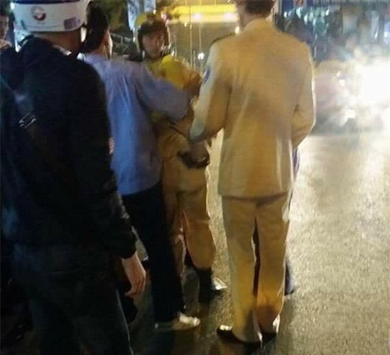  Hà Nội: Tài xế lái ô tô tông vào CSGT rồi bỏ chạy