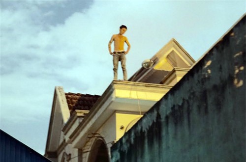 Thanh niên nghi ngáo đá, cố thủ 7 giờ trên nóc nhà 