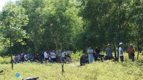 Xác nam thanh niên chết phân hủy cạnh mảnh giấy ở vườn tràm