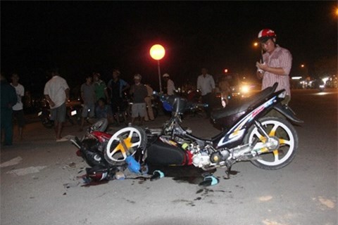 Băng xe máy qua đường, 4 người nguy kịch