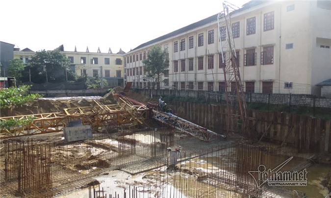 Cần cẩu đổ vào trường học: Tình tiết bất ngờ 