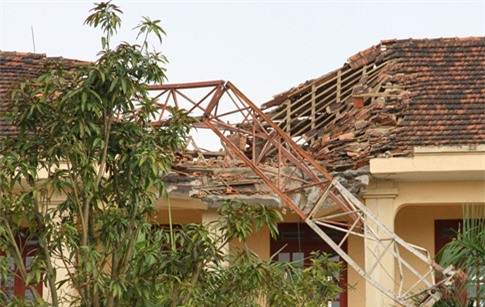 Cần cẩu đổ vào trường học: Thông tin mới nhất