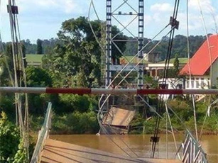Cầu treo bất ngờ bị sập, nhiều người rơi xuống sông