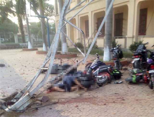 Hiện trường kinh hoàng vụ cần cẩu đổ sập đè chết một học sinh