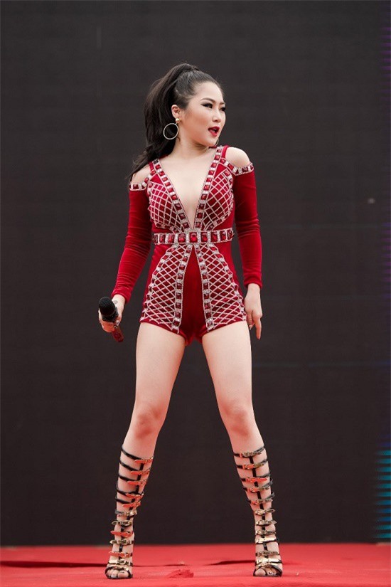 Hương Tràm diện jumpsuit siêu ngắn với đường cắt tạo bạo trên sân khấu