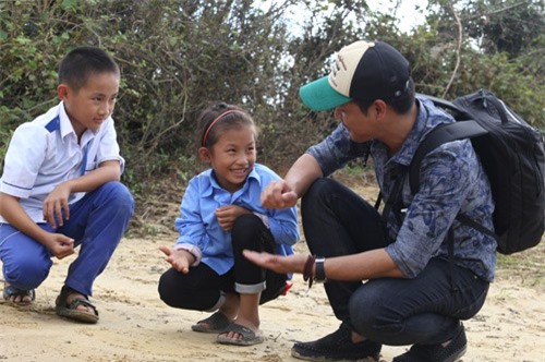 MC Phan Anh trở lại vùng lũ, xây bể bơi cho học sinh 