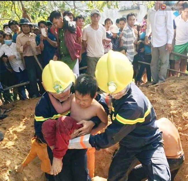 Nghẹt thở giải cứu cháu bé rơi xuống hố móng cột điện