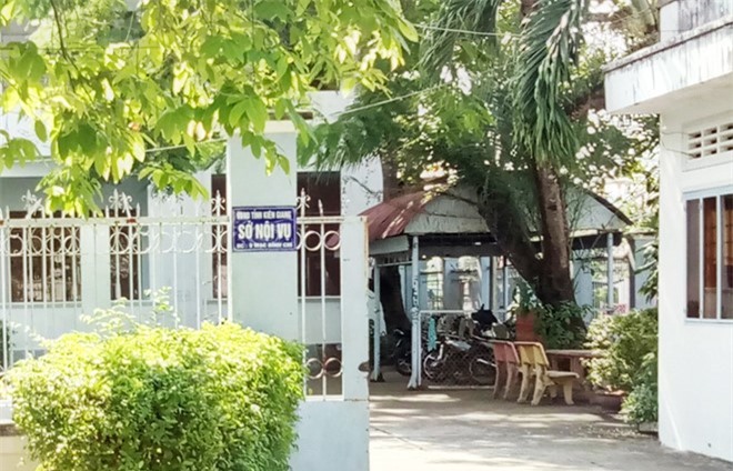 Phó chánh văn phòng Sở Nội vụ bị cách chức vì chiếm đoạt tiền lương