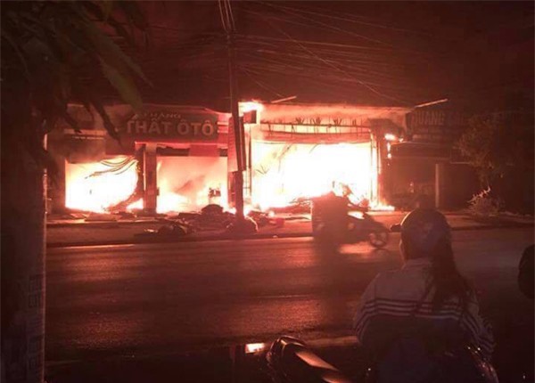 Quảng Ninh: Hàng loạt nhà dân cháy dữ dội trong đêm