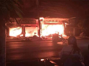 Quảng Ninh: Hàng loạt nhà dân cháy dữ dội trong đêm