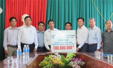 Tổng Cty Thép VN và LĐLĐ tỉnh Hà Tĩnh hỗ trợ các hộ dân khắc phục lũ lụt