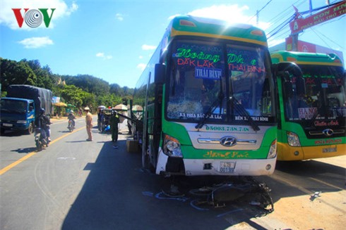 Xe khách tông xe máy, 2 cha con chết thảm