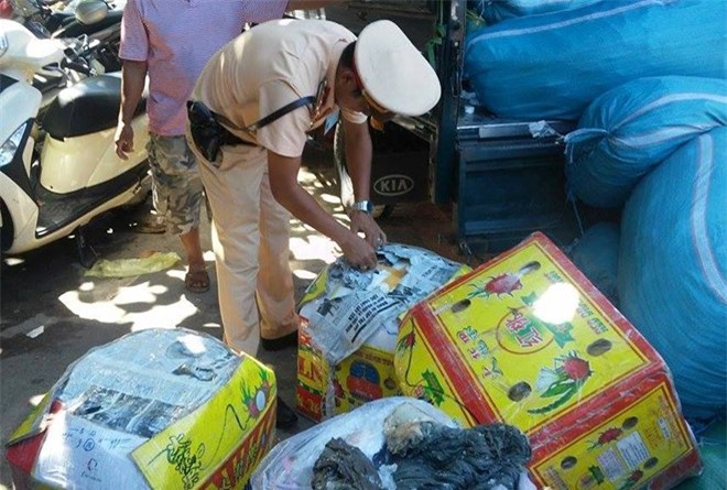 Bắt xe tải chở hơn 1,5 tấn mực khô và nội tạng mốc xanh