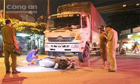 Chui gầm ô tô tải, cô gái bị kéo lê nhiều mét trên đường