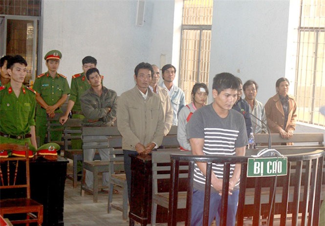 Đổ thuốc trừ sâu vào nồi canh để giết con gái vợ "hờ"