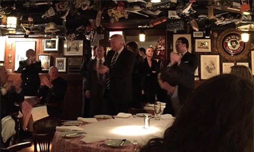 Donald Trump tránh báo chí để đi ăn tối với vợ con