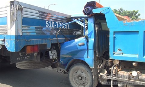 Hy hữu xe ben bị xe tải cẩu kéo lê gần 200 mét trên đường