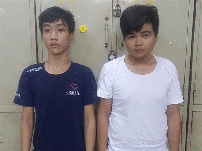 Một ghế nhựa hạ gục hai tên cướp giật iPhone giữa Sài Gòn