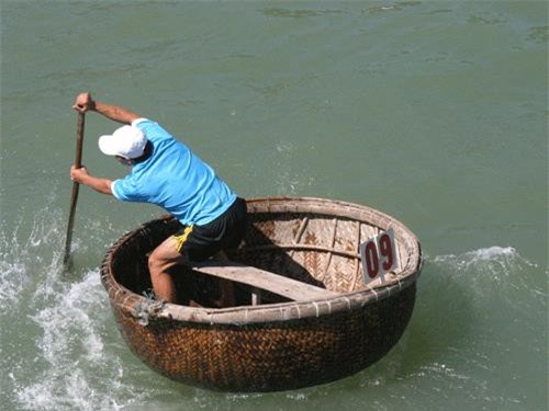 Sóng lớn đánh lật thuyền thúng, một ngư dân mất tích