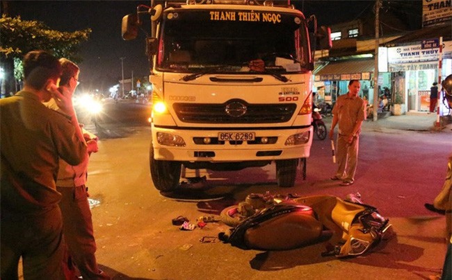 Tạt đầu xe tải, cô gái bị kéo lê trên đường nguy kịch