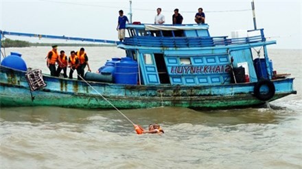 Tàu cá bốc cháy trên biển, 14 ngư phủ được cứu vớt kịp thời