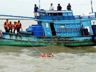 Tàu cá bốc cháy trên biển, 14 ngư phủ được cứu vớt kịp thời