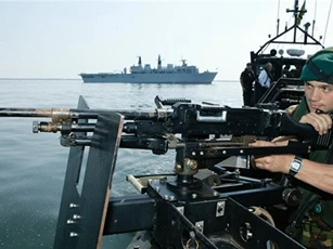 Thiếu tiền cho "Harpoon", tàu chiến Anh vẫn không có tên lửa