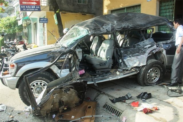  Va chạm với xe khách, lái xe ôtô 7 chỗ tử vong