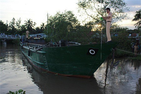 Xà lan va chạm gầm cầu, nam thanh niên ngủ trên mui tử vong