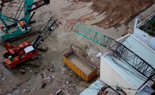 Cần cẩu công trình đổ sập xuống nhà dân